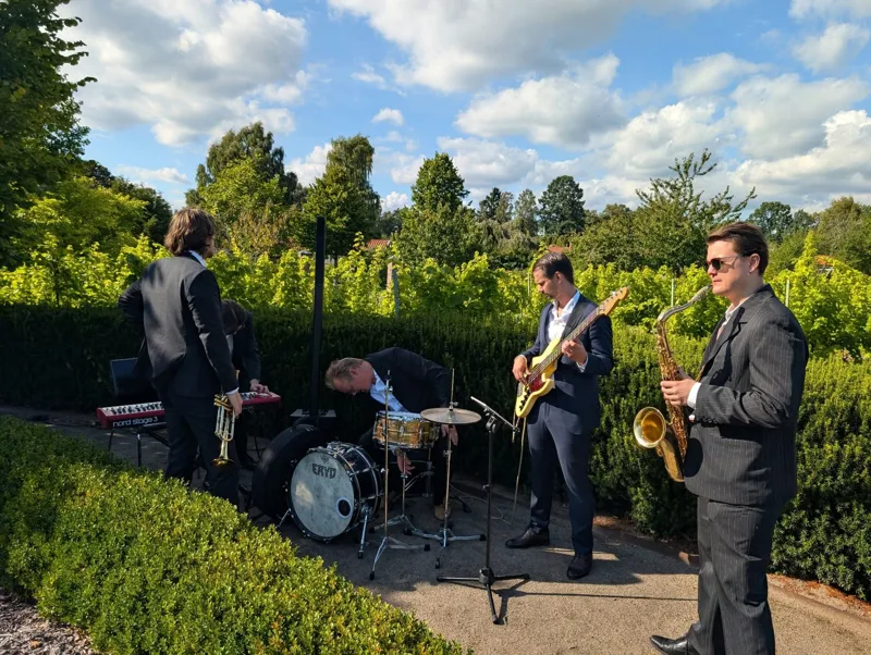 Musiker som spelar utomhus