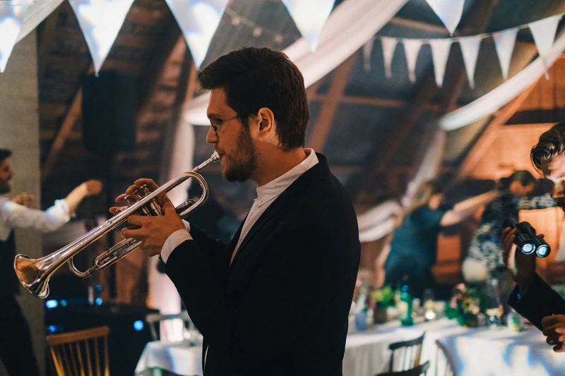 Trumpetare och brudpar på dansgolvet