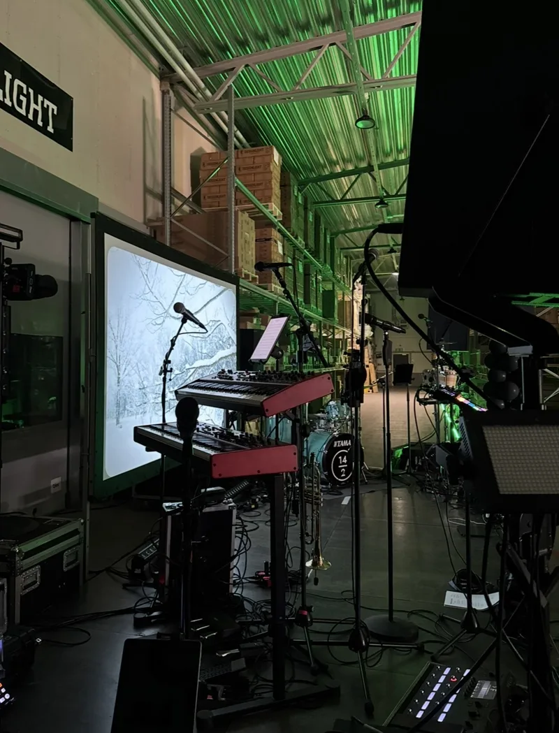 Keyboard på scen i lagerlokal