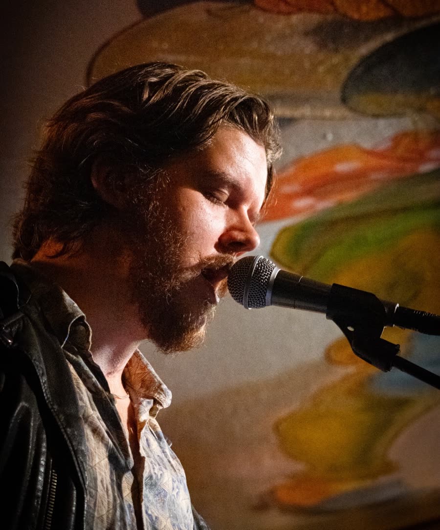 Adam Blidstål, sångare och bandets crooner som charmar hela publiken med sin vassa röst. lärare på dagarna
