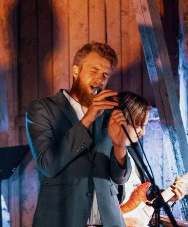 Gustav "Gema" Kerrolf, sångare och slagverkare som sjunger med ena halvan av hjärnan och håller takten med den andra. ger du honom en bil med släp backar han in i vilken lastficka som helst.