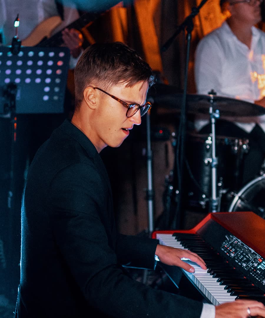 Ivar Lundin, keyboardist och mångsysslare som lever för fusion och groove. han hjälper varje treklang på traven med några extra ackord och väntar bara på rätt tillfälle att slänga in the lick. håll utkik!