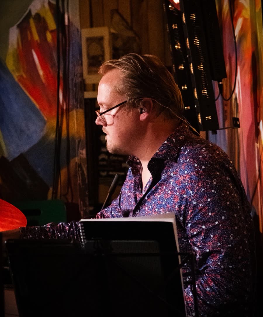 Jonathan Eryd, trummis och bandets äldste som byter cymbaler oftare än vi byter låtordning. han kan varenda låt och skickar in till nyacht or yacht