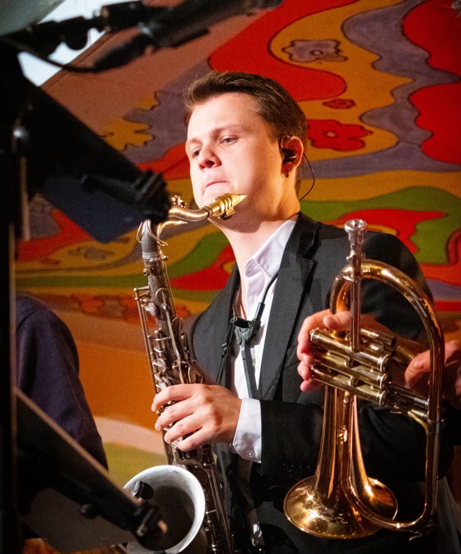 Olof Ingelsten, saxofonist vars instrumentsamling börjar likna en liten orkester. syns inte dansgolvet för rök vet du vem som varit i farten. olof kör nämligen även ljuset.
